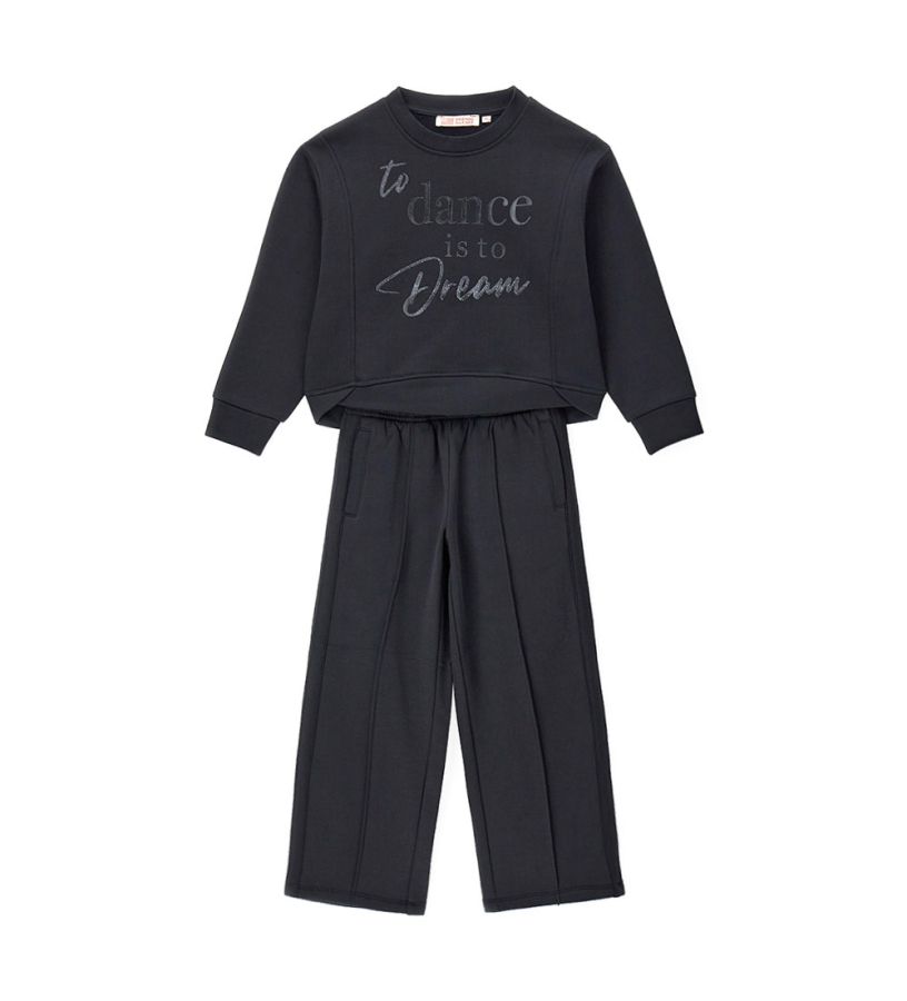 T-shirt and trousers set