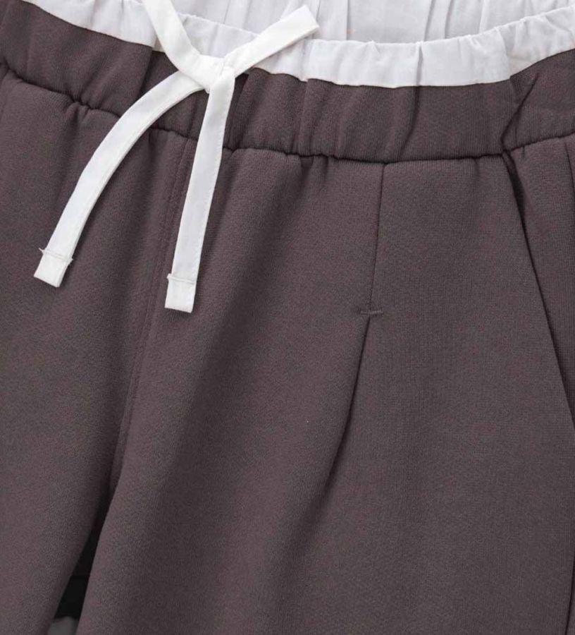 Trousers with pleats