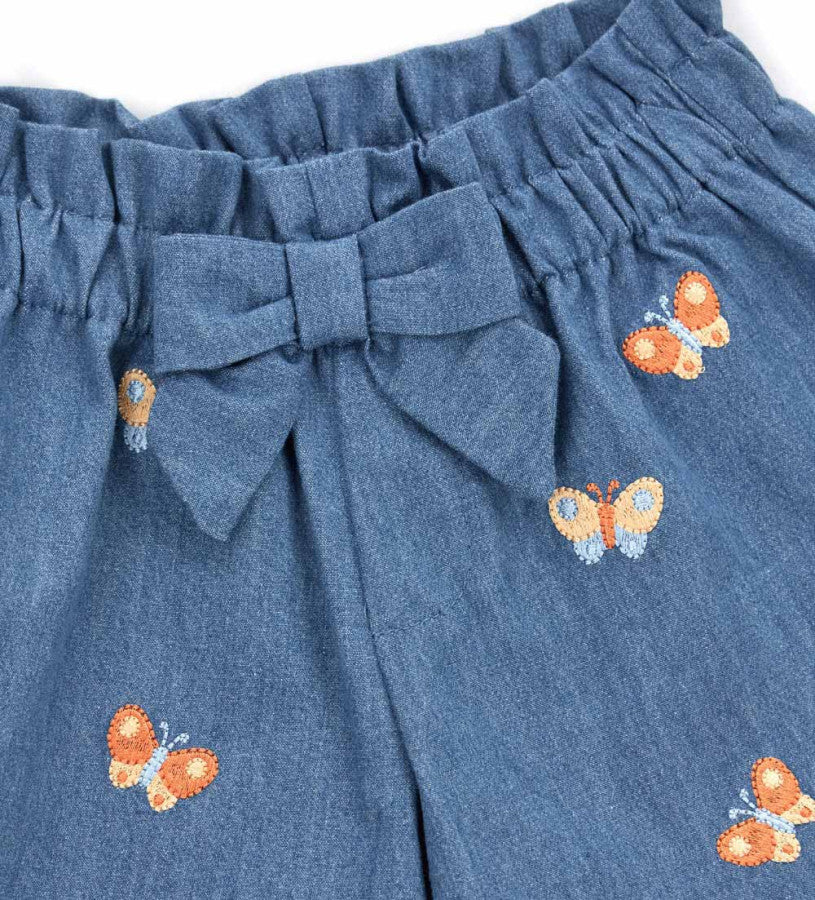 Bermuda shorts with ruffles