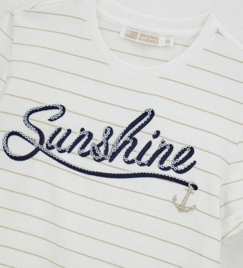 T-shirt with knot
